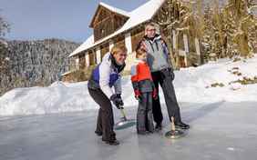 Gemeinsam Eisstockschießen vor der Tür - Foto: Bethel Fath